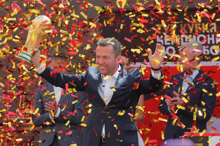 Lothar Matthaeus chega com a taça da Copa do Mundo em Moscou, na Rússia (Maxim Shemetov/Reuters)