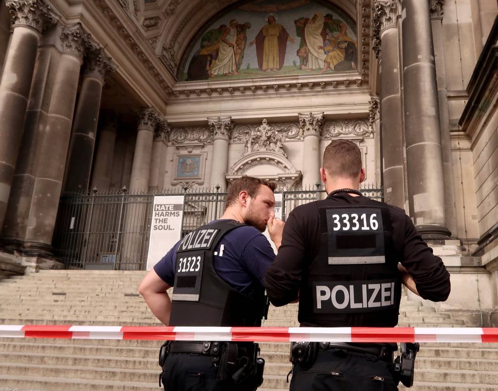 Tiroteio deixa 2 feridos na catedral de Berlim