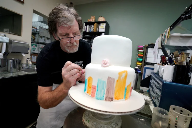 Jack Phillips decora um bolo em sua confeitaria no Colorado (Rick Wilking/Reuters)