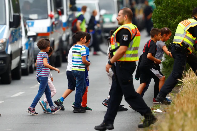 Escola: polícia alemã fechou uma escola primária e sua área adjacente em Berlim nesta terça-feira (Hannibal Hanschke/Reuters)