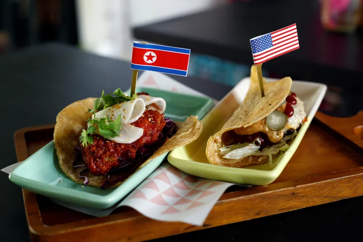 Os restaurantes de Singapura criaram um cardápio especial para a cúpula entre Trump e Kim (Feline Lim/Reuters)