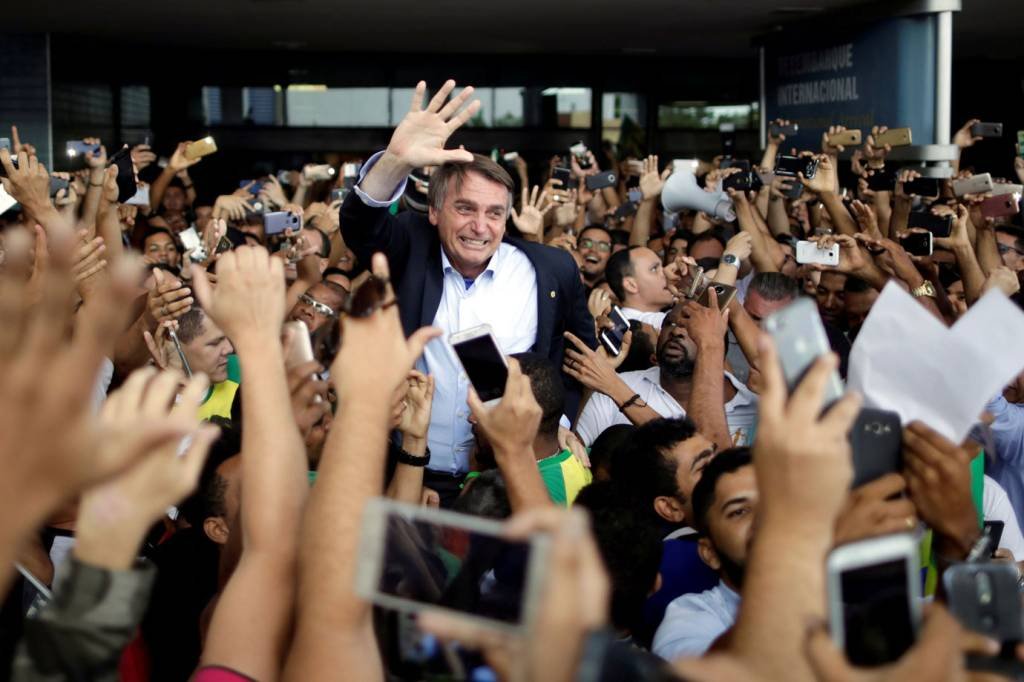 Bolsonaro: ele quer ser carregado para ficar ao lado de Trump (Ueslei Marcelino/Reuters)