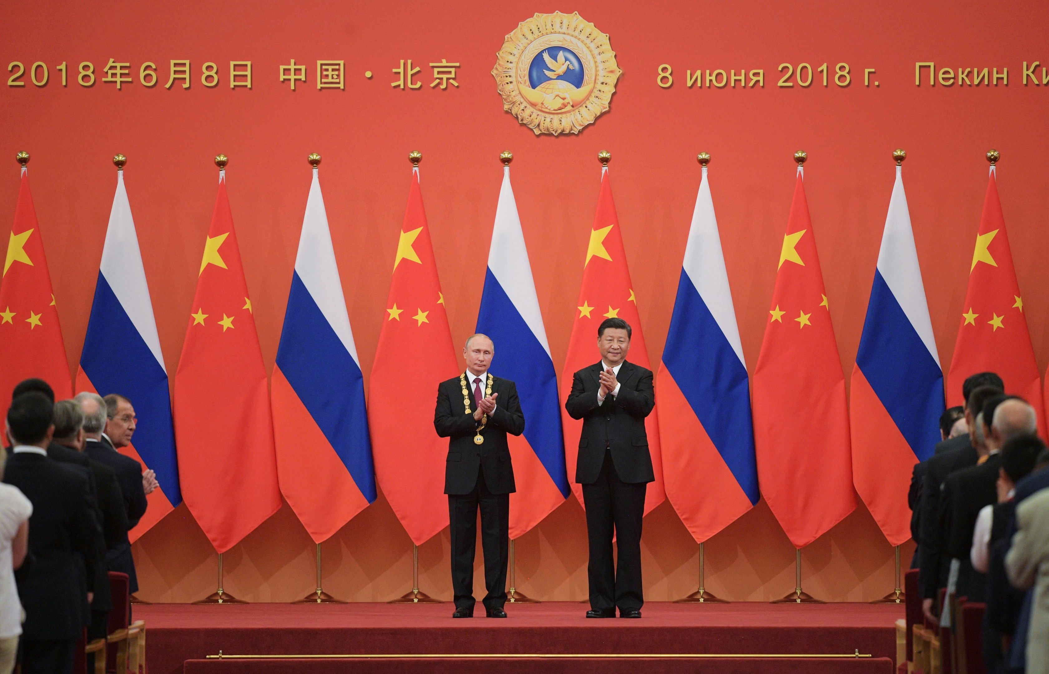 Xi condecora Putin com primeira Medalha da Amizade com a China