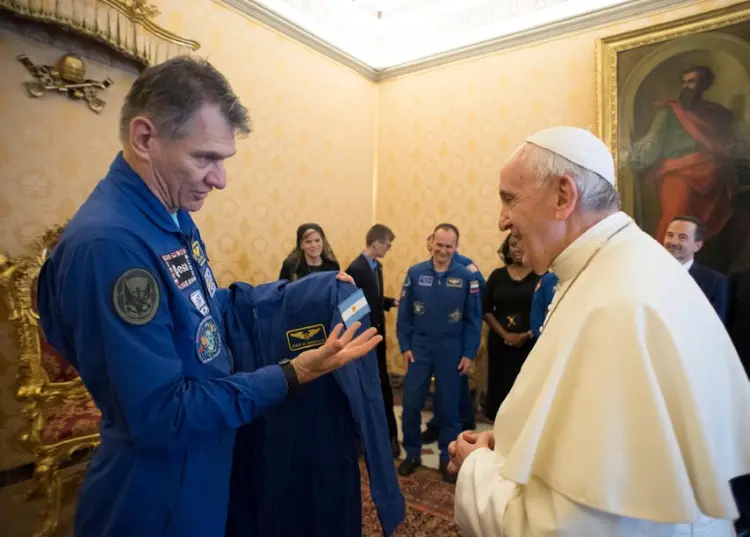 Como você é o Santo Padre e o Santo Padre tem seu próprio uniforme, nós fizemos uma capa, disse o astronauta italiano (Vatican Media/Handout via REUTERS/Reuters)