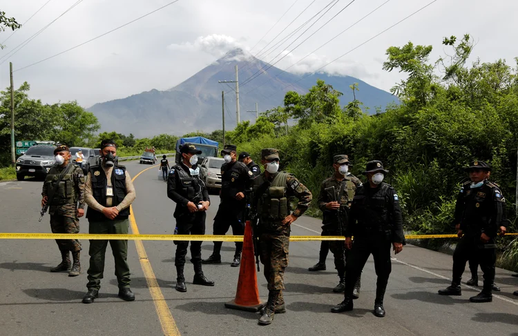 Guatemala: vulcão de Fogo continua nesta sexta-feira com explosões moderadas (Luis Echeverria/Reuters)