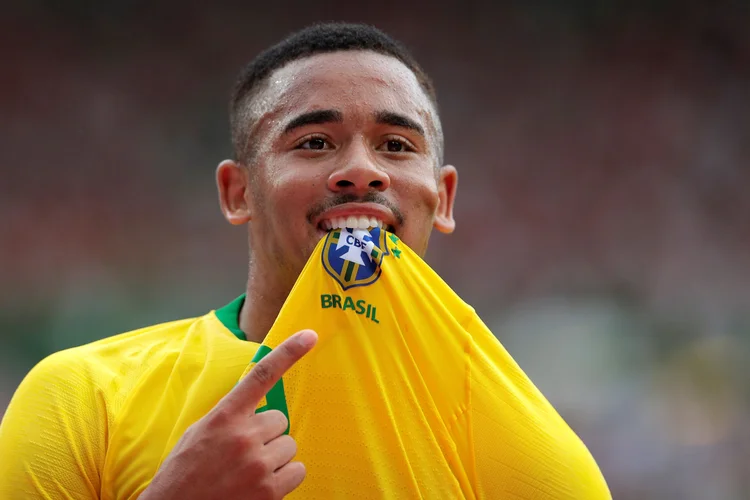 Primeiro treino do Brasil em Sochi, cidade-base da Seleção na Rússia, foi marcado pela grande presença da torcida local (Heinz-Peter Bader/Reuters)