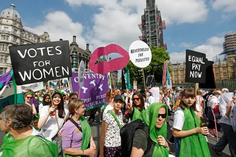 Mulheres marcham em Londres para comemorar o centenário da conquista do direito ao voto feminino  (Peter Nicholls/Reuters)