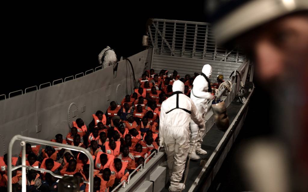Outros 790 imigrantes a bordo de navio italiano aguardam para desembarcar
