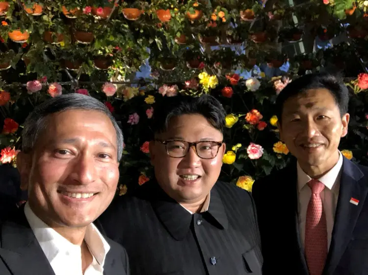 O ministro de Singapura, Vivian Balakrishnan, o líder norte-coreano, Kim Jong-Un e o ministro da educação de Singapura,  Ong Ye Kung (Vivian Balakrishnan's Twitter page/Reuters)
