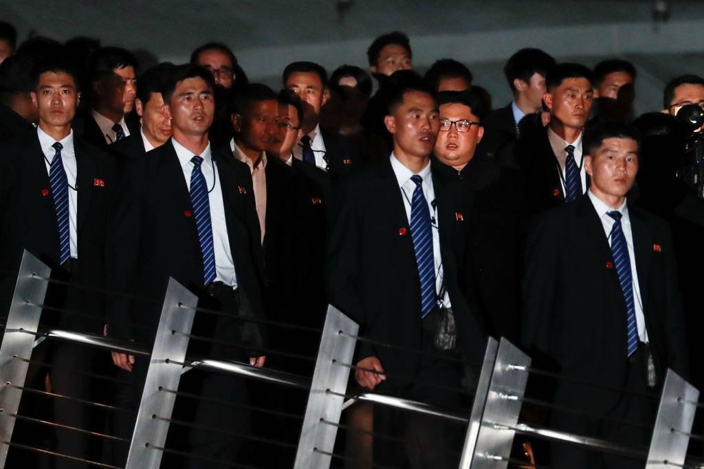 Delegação norte-coreana aproveita os frutos do capitalismo de Singapura