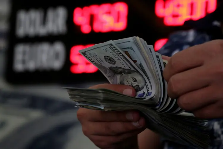 O dólar reduziu a alta ante o real nesta sexta-feira (Sertac Kayar/Reuters)