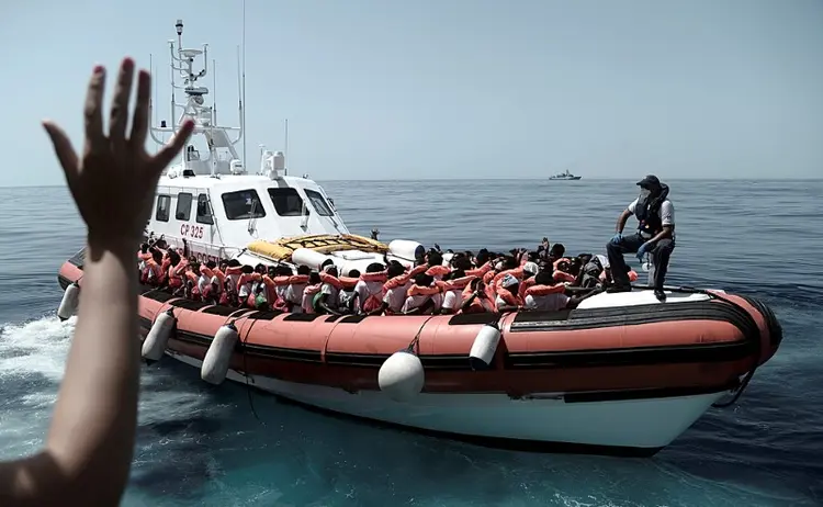 Imigrantes: viajavam 123 menores não acompanhados, 11 crianças pequenas e sete mulheres grávidas (Karpov / SOS Mediterranee/Reuters)