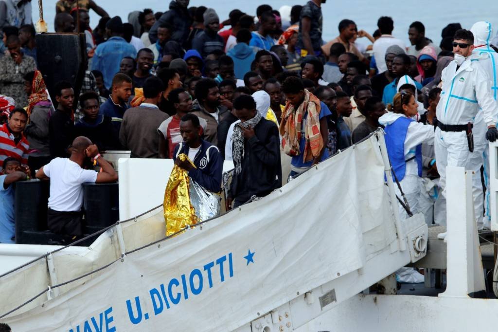 Navio com 932 imigrantes chega ao porto de Catânia, na Itália