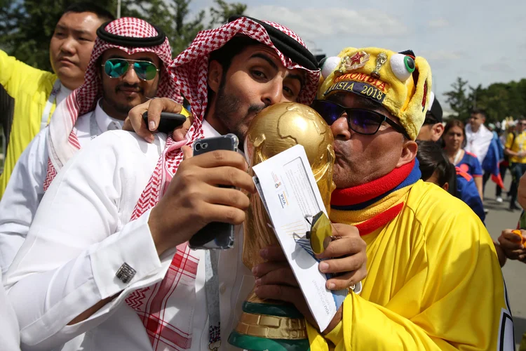 Na segunda rodada de jogos da Copa, já tem seleções fazendo conta para saber o que precisam para passar para a próxima fase da competição (Carl Recine/Reuters)