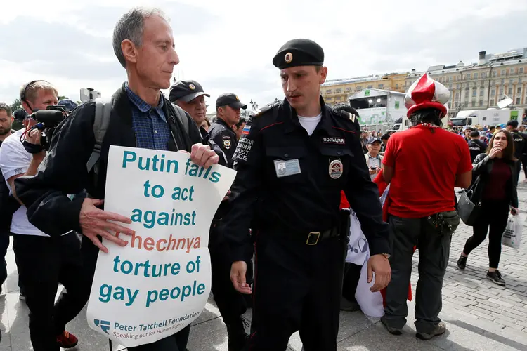 Polícia da Rússia prendeu o veterano britânico defensor de direitos LGBT Peter Tatchell em Moscou nesta quinta-feira (Glab Garanich/Reuters)