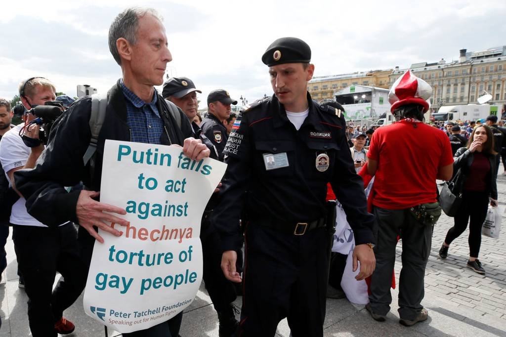 Polícia russa prende defensor britânico de direitos LGBT em Moscou