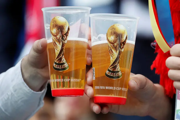 Torcedores bebem antes de jogo da Copa do Mundo 2018 na Rússia (Christian Hartmann/Reuters)