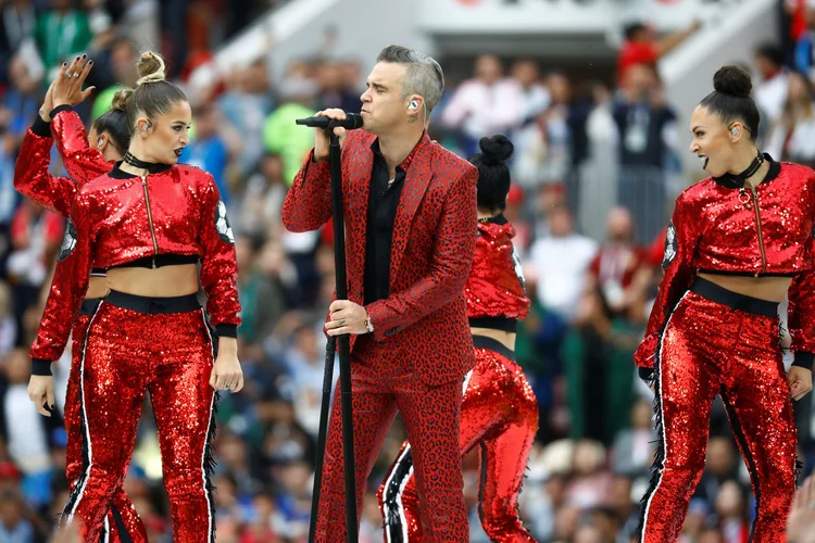 O show de 15 minutos de Robbie Williams contou com a participação da soprano russa Aida Garifullina (Kai Pfaffenbach/Reuters)