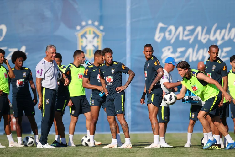 A última dúvida da seleção é o meia Fred que sofreu uma lesão no tornozelo na quinta passada durante treino (Kai Pfaffenbach/Reuters)