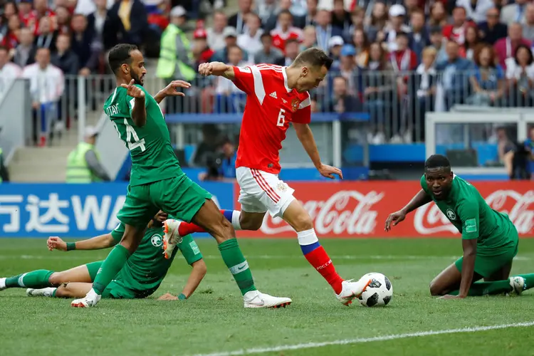 Jogador Denis Cheryshev marca o segundo gol da Seleção Russa (Christian Hartmann/Reuters)