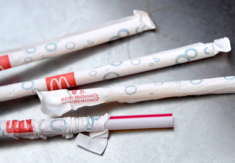 Plástico: o McDonald's utiliza por dia 1,8 milhão de canudos no Reino Unido (Toby Melville/Reuters)