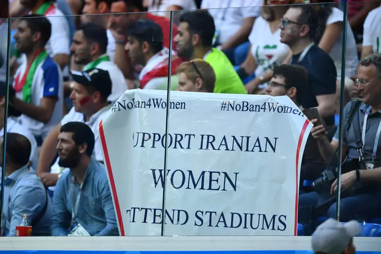 Mulheres iranianas: é apenas a segunda vez em quase 40 anos que mulheres do país tiveram permissão para assistir futebol no estádio Azadi em Teerã (Dylan Martinez/Reuters)