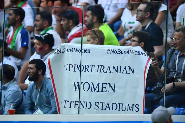 Mulheres iranianas: é apenas a segunda vez em quase 40 anos que mulheres do país tiveram permissão para assistir futebol no estádio Azadi em Teerã (Dylan Martinez/Reuters)