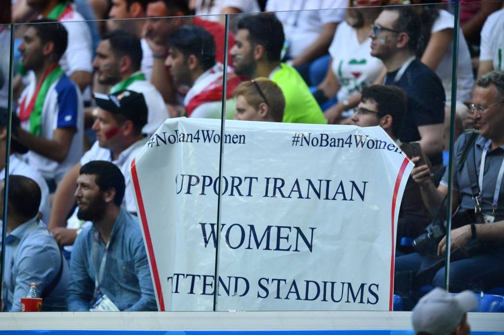 Iranianas veem jogo da Copa 2018 em estádio de Teerã apesar de proibição