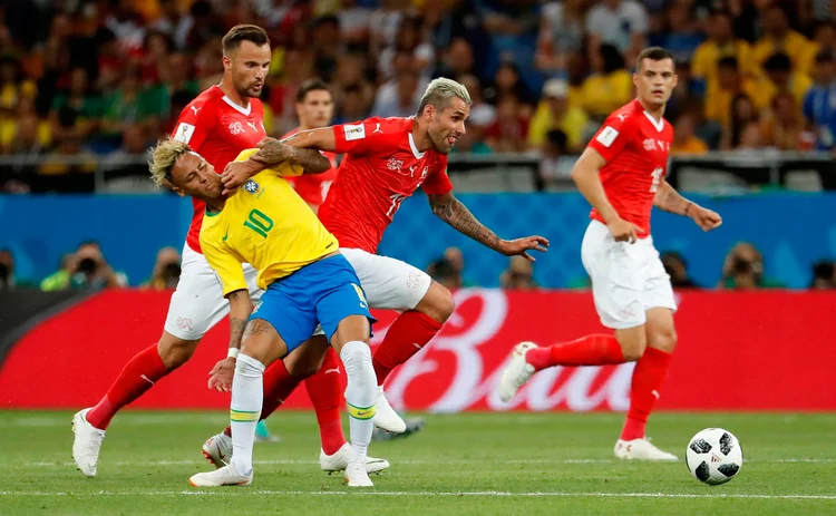 Neymar: promoção para cada queda do jogador contra a Sérvia (Damir Sagolj/Reuters)