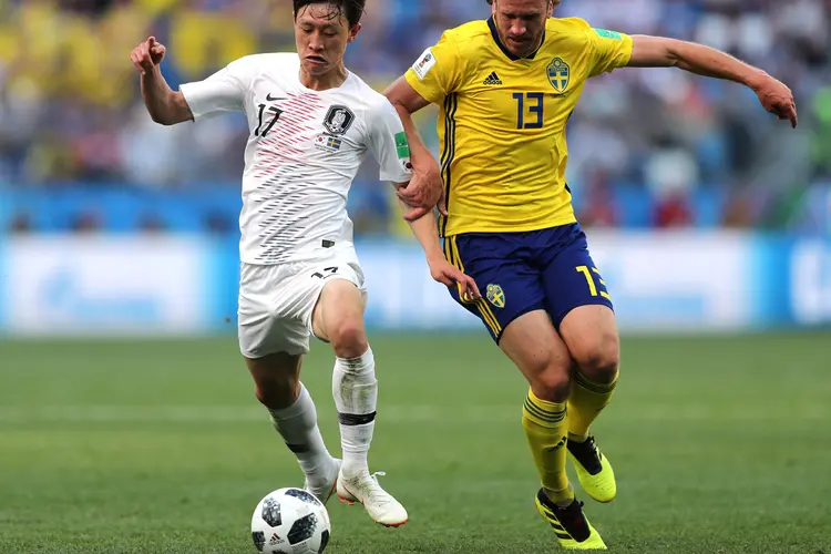 Lee Jae-sung da Coreia do Sul jogando com o sueco Gustav Svensson (Ivan Alvarado/Reuters)