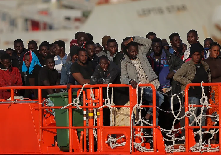 Depois de vários dias em alto mar, os imigrantes que estavam a bordo de um navio da guarda costeira desembarcarão na Sicília (Jon Nazca/Reuters)