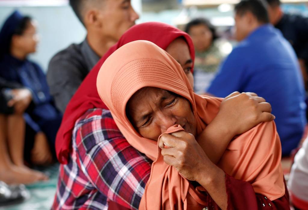 Segundo a lista de sobreviventes e desaparecidos elaborada por familiares, pelo menos 113 pessoas estavam a bordo da embarcação (Beawiharta/Reuters)