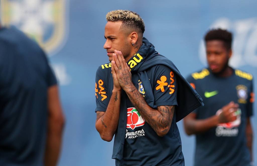 Neymar deixa treino da seleção brasileira mancando