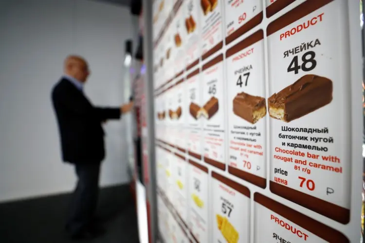 Copa do Mundo: sem as embalagens, as máquinas de venda automática nos estádios russos estão repletas de petiscos "anônimos" (Kai Pfaffenbach/Reuters)