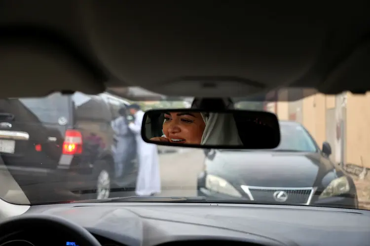 Mulheres: famílias sauditas estão divididas entre aceitar ou resistir a mudanças que clérigos e autoridades do governo passaram anos retratando como pecaminosas (Zohra Bensemra/Reuters)