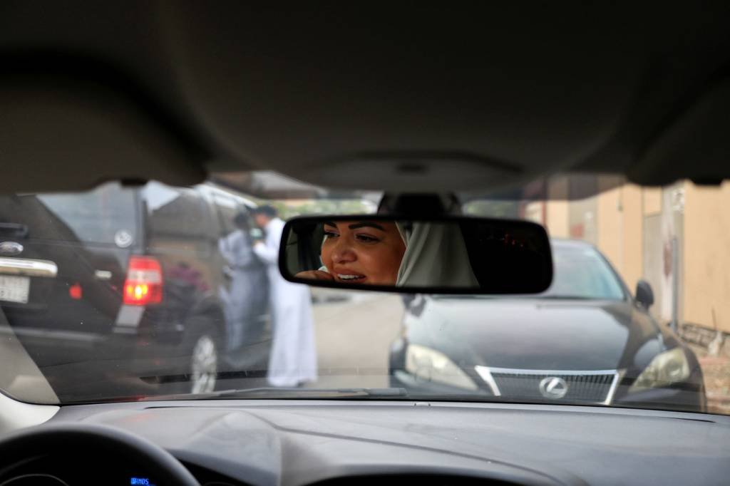 Tradição leva sauditas a manter carteira de motorista em segredo
