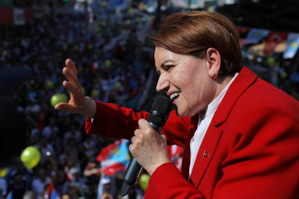 Candidata Meral Aksener altera o tenso equilíbrio dos partidos na Turquia