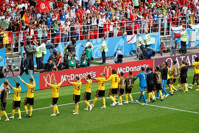 Jogadores belgas agradecem torcida após vitória em jogo contra a Tunísia (Kai Pfaffenbach/Reuters)