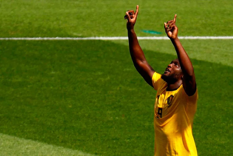 Romelu Lukaku, da Bélgica, comemora gol marcado contra a Tunísia na Copa do Mundo  (Kai Pfaffenbach/Reuters)