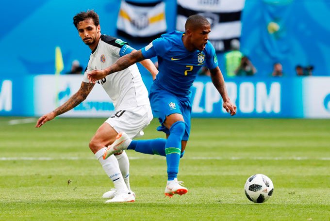 Lesão tira Douglas Costa do jogo do Brasil contra a Sérvia