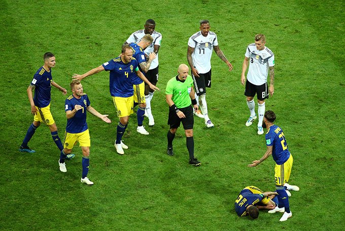 Alemanha sai atrás, mas bate Suécia de virada e mantém grupo F aberto