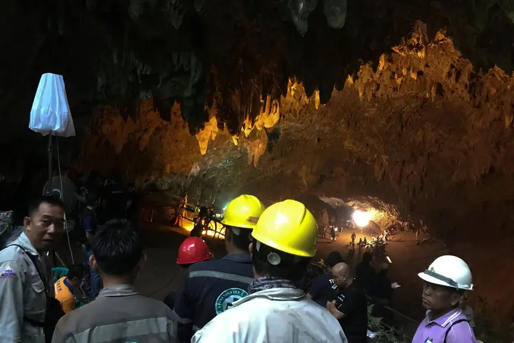 Equipes de resgates tentam retirar as crianças e o treinador da caverna (Stringer/Reuters)
