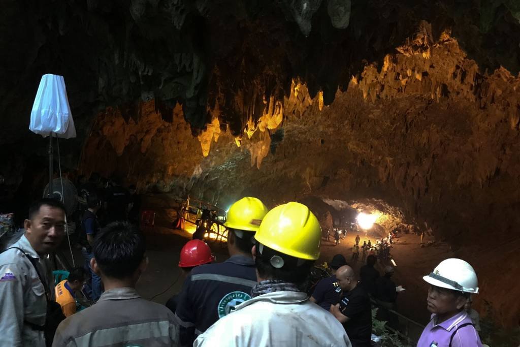Desespero na Tailândia com 12 crianças presas em uma caverna