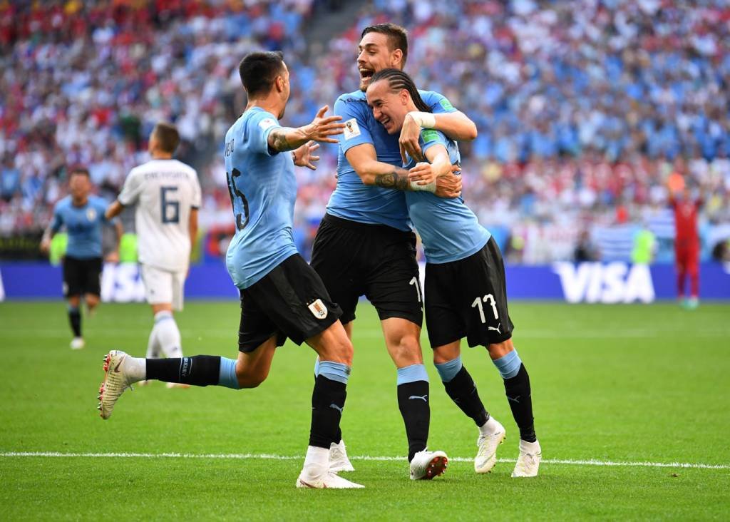 Uruguai resolve no 1º tempo, vence Rússia e lidera grupo A