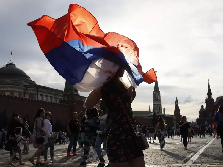 Torcedores agitam bandeira da Rússia após a partida contra o Uruguai pela fase de grupos (Gleb Garanich/Reuters)