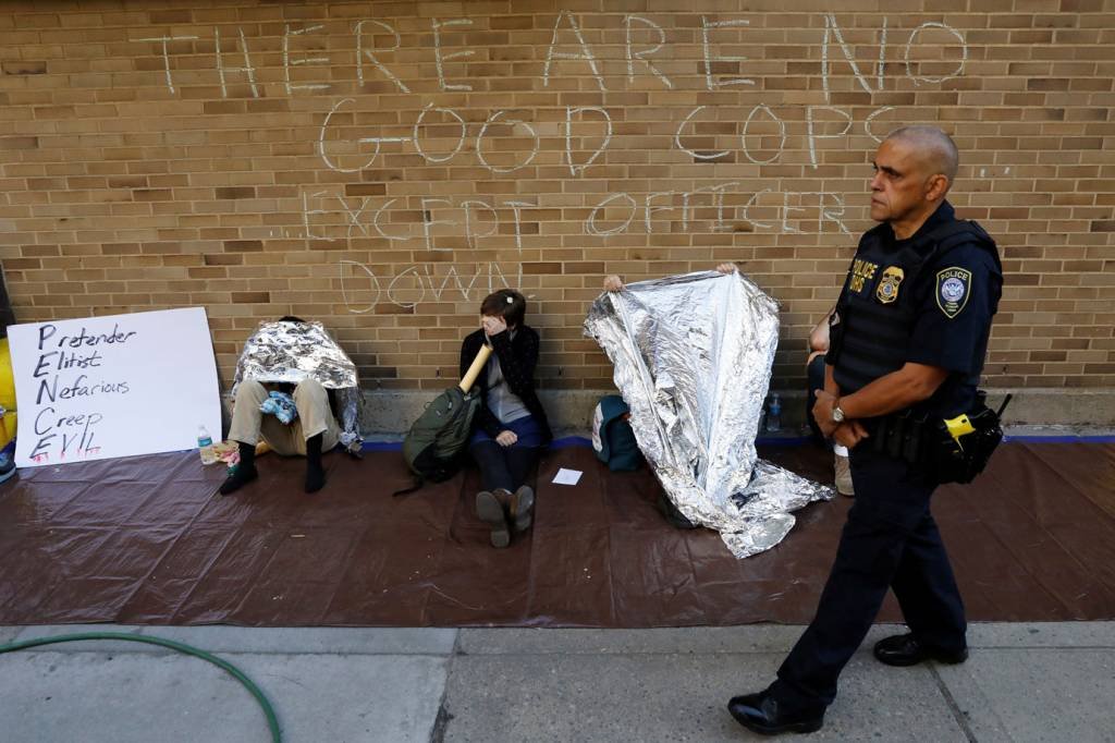 Protestantes anti-Trump acampam em sedes da polícia migratória dos EUA