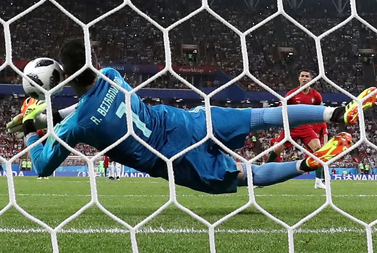 Portugal enfrenta o Uruguai e briga por uma vaga na antepenúltima fase da Copa (Murad Sezer/Reuters)