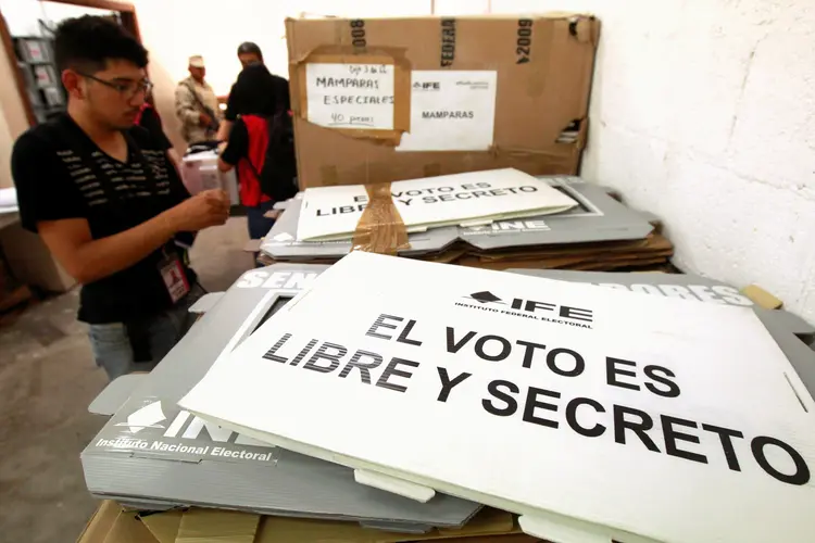 As seções de votação são instaladas nas repartições consulares brasileiras em mais de 200 cidades (Jose Luis Gonzalez/Reuters)