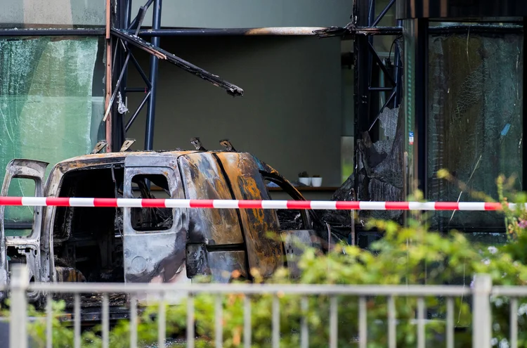 Veículo colidiu nesta terça-feira contra a fachada da sede do jornal holandês "De Telegraaf" em Amsterdã (Piroschka van de Wouw/Reuters)