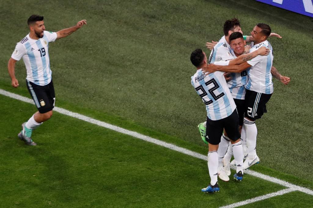 Argentina marca no fim para vencer a Nigéria e avança às oitavas de final